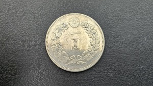 【F8250】《美品》 古銭 旧一圓銀貨 明治十八年 直径38.6㎜　幅2.65㎜ 重さ27.0g