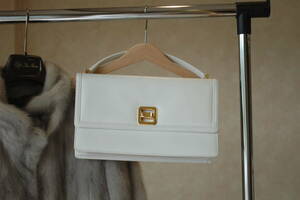 皇室ブランドのハンドバッグ　（定価420,000円　コンテス）