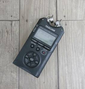 通電OK TASCAM/タスカム リニアPCMレコーダー DR-40 本体のみ オーディオ機器/録音機器/音響機器 オーディオインターフェース 現状品 W903
