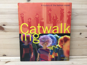 洋書　ファッションモデルの歴史　写真集　Catwalking/CID273