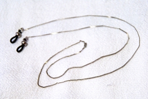 Nec020　ネックレス　両端にゴム状の紫の紐がついている。両端まで約590㎜／中古