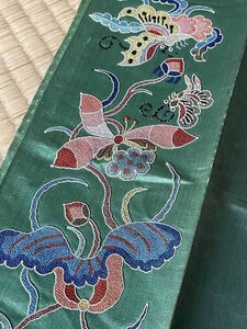 ★きものさらさ　アンティーク★J　緑　中国布　中国刺繍　蝶　相良刺繍　飾り布　清朝　緞子　錦　装束　寺裂　時代裂　反物　古布　