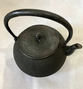 【南部鉄器】_ 1_時代物南部鉄器鉄瓶 丸形楓作家物 在銘