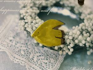 ブローチ 陶器風 石塑粘土 ハンドメイド 鳥　バードa大　　マスタード 黄色　北欧
