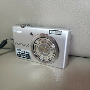 ニコンCOOLPIX5570コンパクトデジタルカメラ。