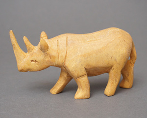 アフリカ　ケニア　サイ　木彫り　置き物　Mサイズ　オブジェ　彫刻　動物