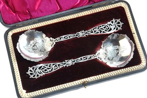 アンティーク　１９０５年 純銀製 箱付き、透かしの素晴らしい フルーツスプーン　ペア(k24)【郵パック発送】