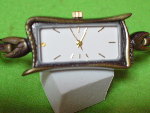 珍品　デザイン　女性用腕時計　角型　ホワイト　ブレスレットタイプ