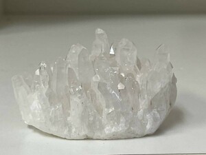 【天然石・原石】　水晶　［重量：２４１g］　「４月誕生石」　浄化や邪気払い （KM25E208MA）
