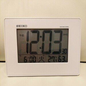 セイコー クロック 目覚まし時計 電波 デジタル 掛置兼用 カレンダー 温度 湿度 表示 大型画面 白 パール SQ770W SEIKO　中古品