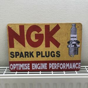 NGK★送料無料 ブリキ 看板 プラグ 新品 ガレージ インテリア 男前 アメリカ ハーレー　アメ車 レトロ バイカー アンティーク 黄色 赤