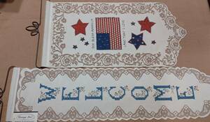 米国製 Heritage Lace レース 壁掛け 2枚セット　(布サイズ 78×19.5㎝ WELCOME & 58×29㎝ GOD BLESS AMERICA ）ポリエステル100％