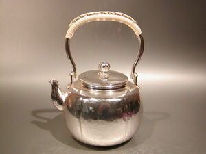 茶器・茶道具　銀瓶　阿古陀（あこだ）型 湯沸　銀仕上、秀峰堂作、化粧箱入　新品。