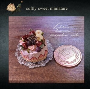 softly sweet＊苺ムースデコレーションケーキ/ミニチュアスイーツ/ドールハウス/ミニチュアフード/ミニチュアケーキ