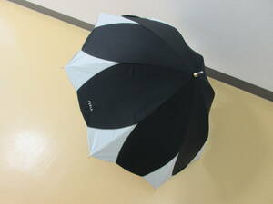 ( せ-A4-116 ）FURLA フルラ 日傘 手開き式 晴雨兼用 １級遮光 ブラック 黒 ホワイト 白 全長約64～74cm 半径約43cm 中古