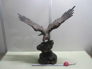 鷹の彫刻　（鉄製）