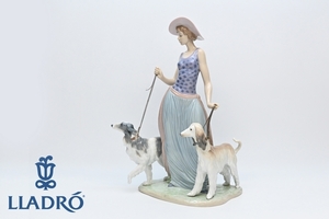 LLADRO / リヤドロ ポーセリン ■ 優雅な散歩のひととき置物 h約39.5cm ■ 犬とのお散歩 女性 フィギュリン スペイン磁器 大型 №9586■