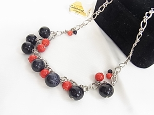 赤と黒のボール珠が印象的なデザインのネックレス◎