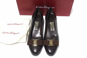 新品未使用 Salvatore Ferragamo フェラガモ ヴァラ リボン パンプス カーフ レザー ダークブラウン レディース 7 1/2 C シューズ