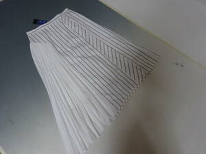 新品☆K.Tのアシンメトリーなスカート（サイドプリーツ）・白・9号・定価2.9万円
