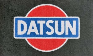 【日産公式ライセンス品 NISSAN オフィシャルグッズ】★DATSUN 玄関マット (75cm × 45cm：DAT-EM7800)★お部屋やガレージのインテリアに！