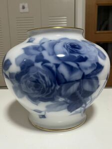 大倉陶園 ブルーローズ　白磁 薔薇柄の花瓶