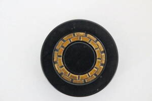 手芸　ビンテージ　大型ボタン　１個　３０ｍｍ　黒＆金色　　