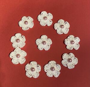 ハンドメイド　レース編みお花モチーフ１０個 ピンクパール調ラインストーン付き　ホワイト