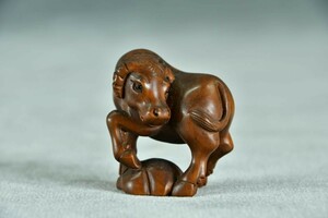 【古美術】牛 根付 Netsuke 精密 彫刻 超絶技巧 提げもの 提物 うし 古玩 骨董 在銘