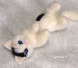へそ天子猫ちゃん　羊毛フェルト猫　白猫　ぶち猫　可愛い猫　ハンドメイド　インテリア　人形　ゴロン　大きめサイズ