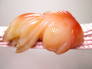 【江月】 アンティーク・K18 本瑪瑙 可愛い金魚彫刻の帯留め ケース付