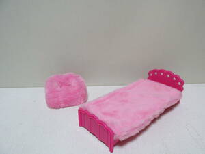リカちゃん　「35周年記念　リカちゃんハウスの付属品の家具　ピンクのベッド・ソファー」　ふわふわ・もこもこ　フワフワ・モコモコ