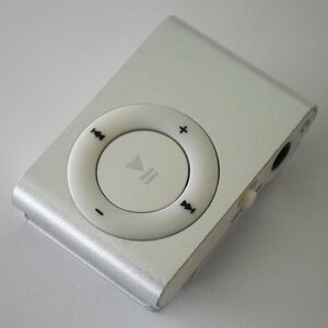 【シルバー】 MP3 プレイヤー スタンダードタイプ音楽 SDカード式 充電ケーブル付き