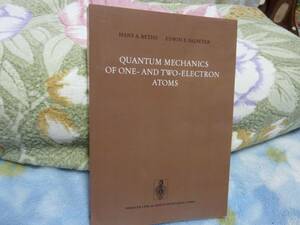 （洋書）Quantum Mechanics of One-and Two-Electron Atoms