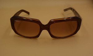 茶色いフレームのサングラス　サイズ61□18-135