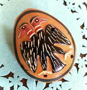 【卵型でコロンとかわいい♪】エスニック柄のペイントがおしゃれ！　南米　ペルー旅行土産　双頭の鷲モチーフ 手作り 土笛 オカリナ風楽器