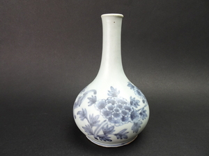 李朝時代の清華白磁牡丹文酒瓶