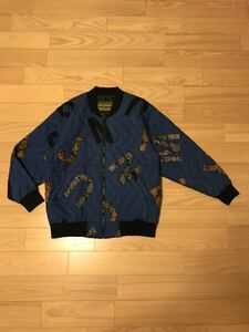 当時物.激レア☆90s Mr.JUNKO For MEN／メンズM大き目　ロゴ柄総柄 MA-1タイプ.ボンバージャケットフルZIPブルゾン ジグザグキルト&黒リブ