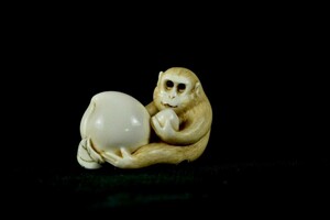 【逸品】松山 銘 桃 猿 根付 Netsuke 精密 彫刻 超絶技巧 彫塑 提げもの 提物 古玩 獣 可愛い 置物 コレクション