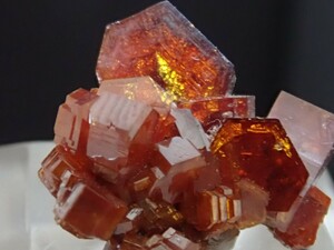 【燃え盛る結晶】バナジナイト　バナジン鉛鉱　原石　標本