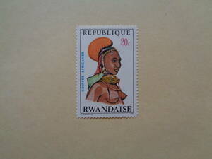 ルワンダ切手　1971年　アフリカの髪型と帽子（被り物）シリーズ第2弾　 Rendille woman（レンディル人の女性）　20c