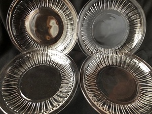 ガラス　皿　丸皿　昭和　古い　4皿　中皿　透明　クリア　直径１７．７ｃｍ　未使用