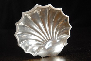 アンティーク　１９０９年 純銀製 レアな形状のバターディッシュ（ｈ４）【郵パック送料無料】