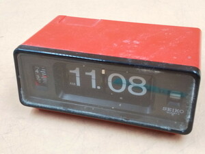 Y5-275　SEIKO QN450R パタパタ時計 レッド 乾電池式