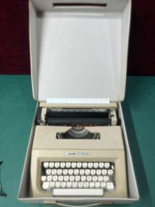 レトロ　olivetti オリベッティ タイプライター LETTERA 25 ケース付 (100s)