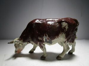 1930～40年代 ヴィンテージ 英国製 草をついばむ牛のオブジェ (Lead製) ラージサイズ ジオラマ玩具/古玩具/ミニチュア玩具