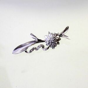 ◎中古美品◎１８金ＷＧ　花デザイン　ダイヤ　0.20ｃｔ　ブローチ