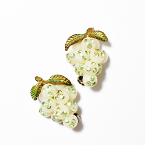Vintage　1950′s white×green 　grapes　motif 　plastic×rhinestone earrings