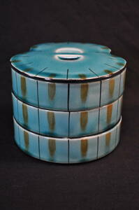 昭和レトロ　昭和廃業した、陶器店のデッドストック　茄子形　3段　陶器製　食籠　弁当箱　155x150x高125ミリ