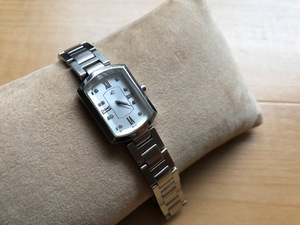 程度良好 良デザイン 4℃ ヨンドシー カットガラス ストーンインデックス シルバーカラー 純正SSブレス クオーツ レディース 腕時計